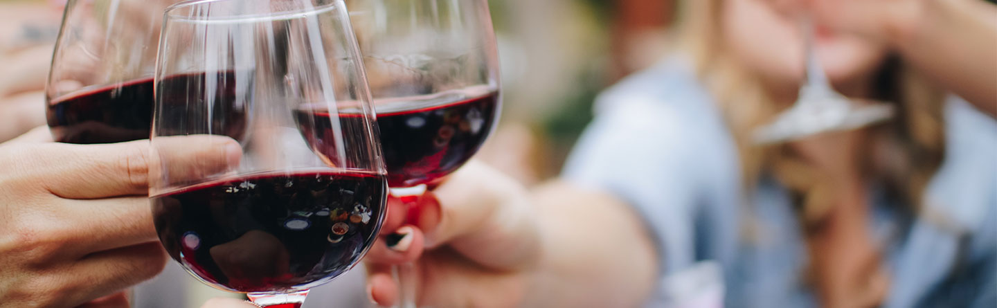 Wein genießen ist eine Kunst. Hier finden Sie einige Tipps, damit der Weinabend in Gesellschaft zum eleganten Erlebnis wird.