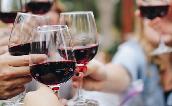 Wein genießen ist eine Kunst. Hier finden Sie einige Tipps, damit der Weinabend in Gesellschaft zum eleganten Erlebnis wird.